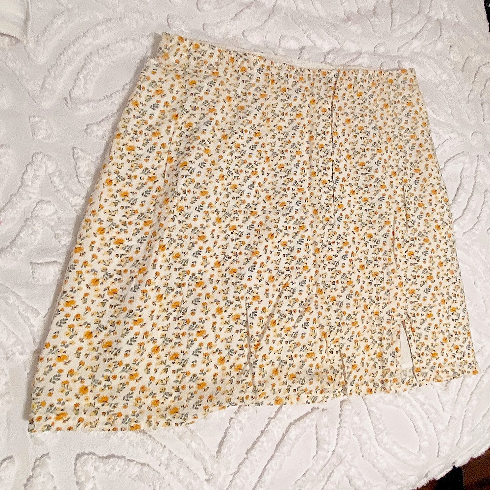 Printed mini skirt with slit